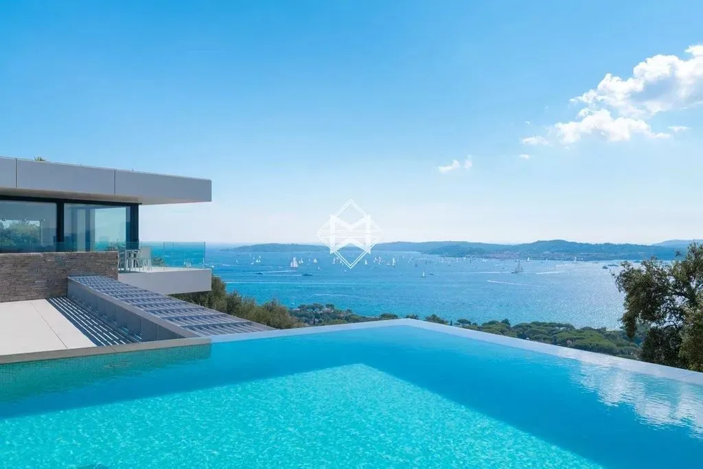 Piscine - Villa contemporaine avec vue mer à Grimaud