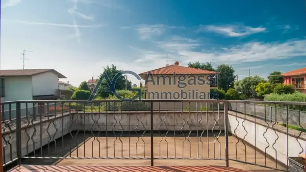 Terrazza - Villa bifamiliare con giardino privato a Zanica