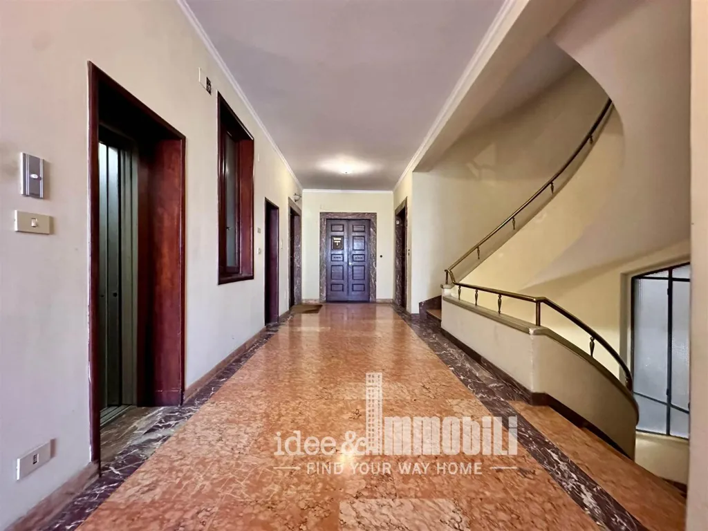 Esik - Signorile Apartment with Balcony in Florence