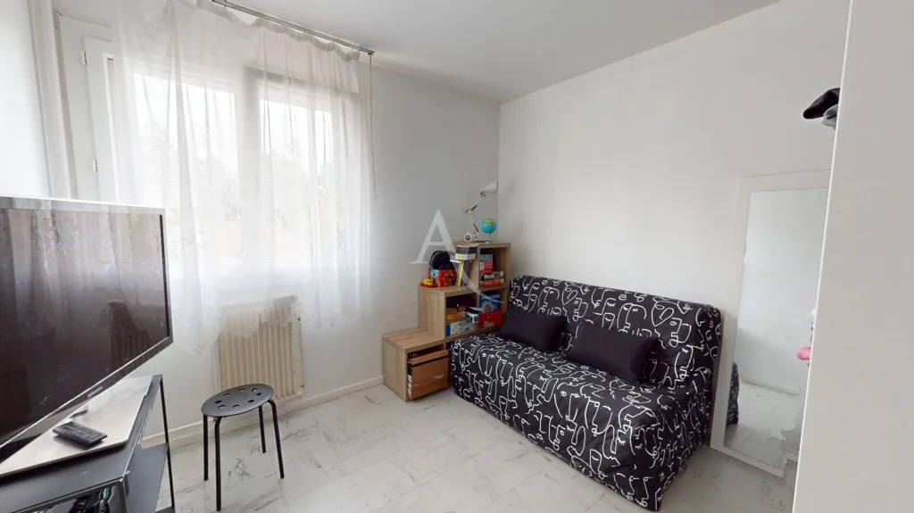 Magamistoad - 5-Piece Apartment with Balcony in Eure