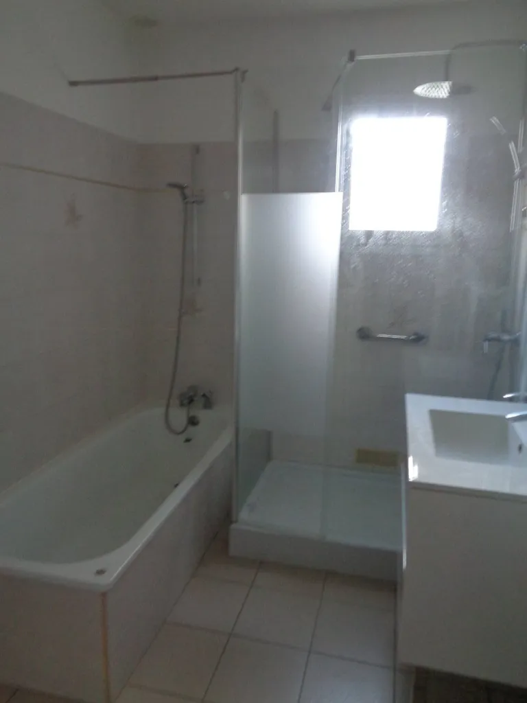 Salles de bain - Villa de Plain Pied avec Jardin à Corneilhan