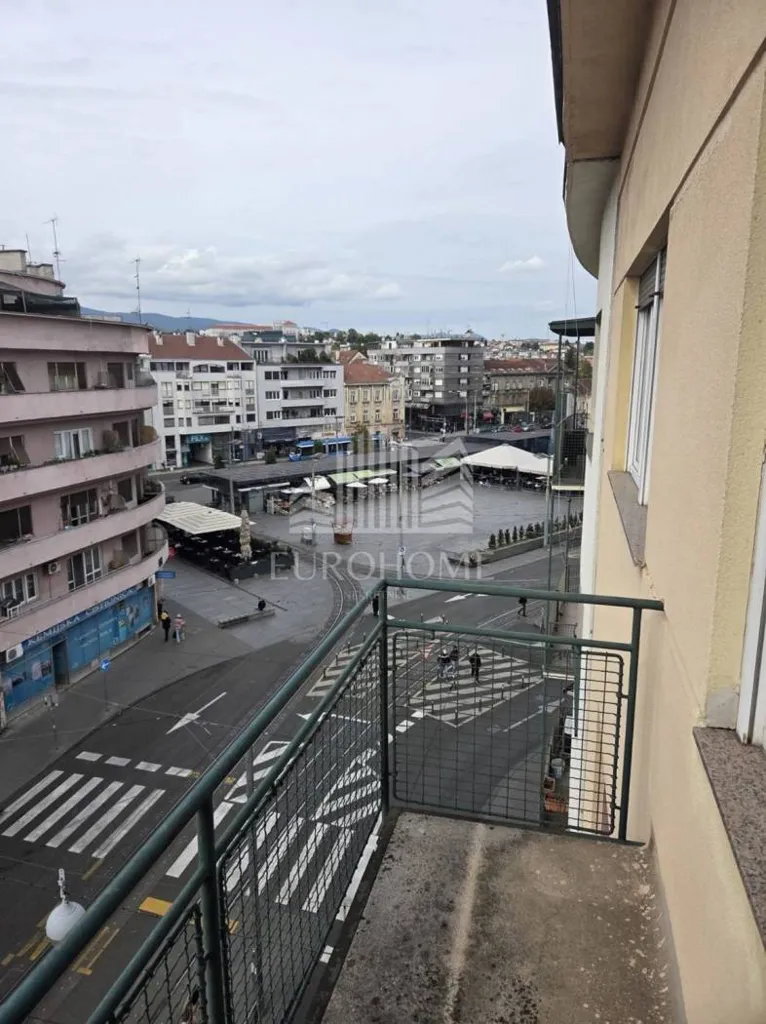 Balcon - Three-Bedroom Flat with Central Heating in Donji Grad, Zagreb