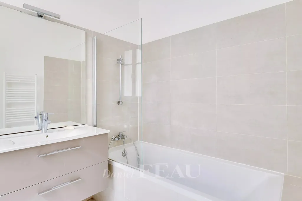 Bathrooms - Luxury Apartment with Balcony in Paris 16th