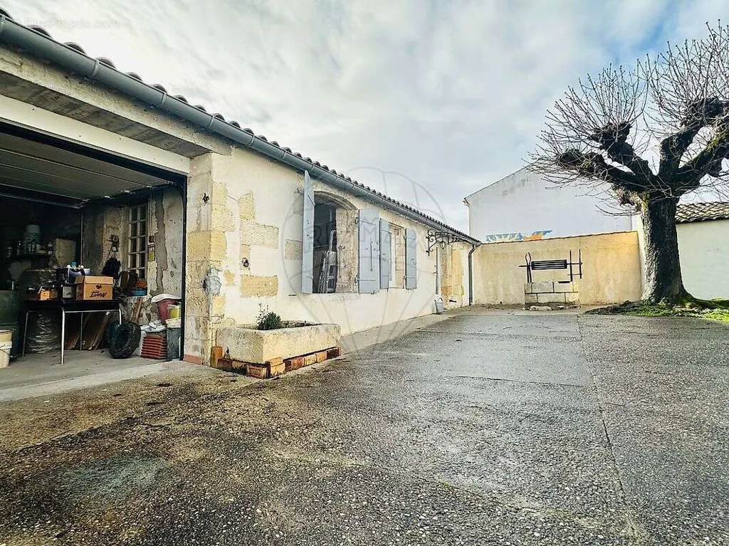 Aed - Character House with Balcony in Médis