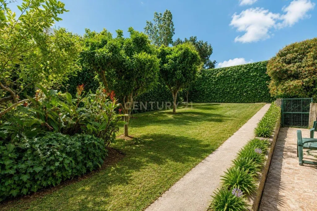 Aed - T6+1 House with Garden in Alfragide Norte