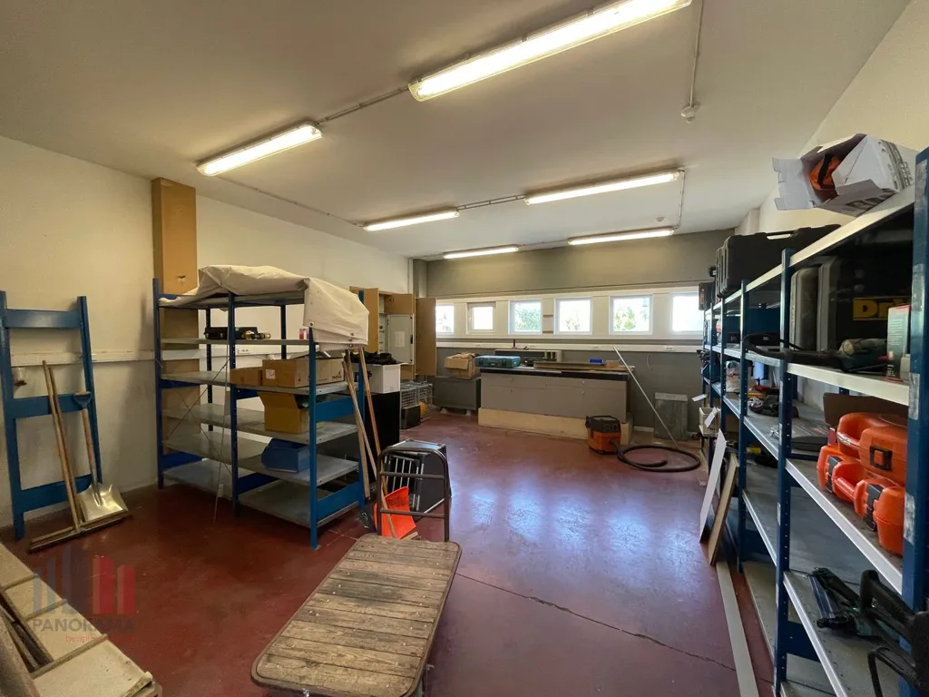 Buanderie - Magasin Polyvalent avec Hauteur Libre à Bruges