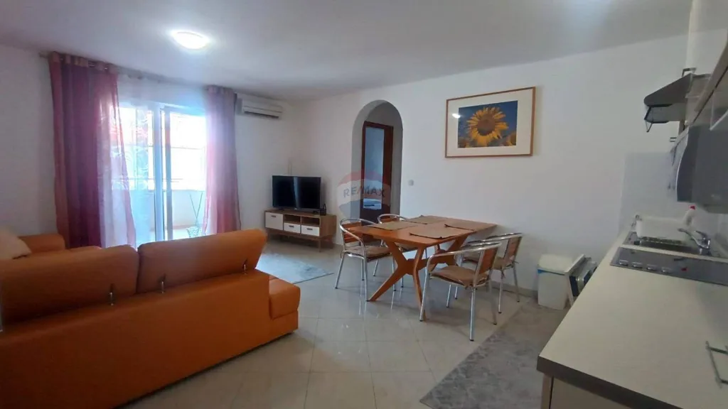 Elutuba - Two-Bedroom Apartment with Sea View in Brtonigla