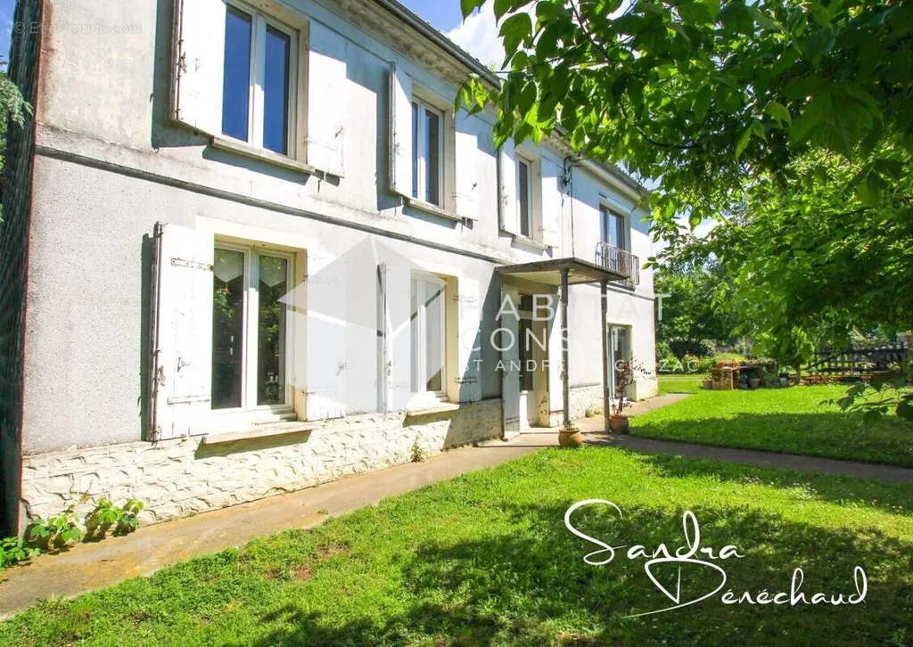 Extérieur - Maison en Pierres avec Jardin à Bourg