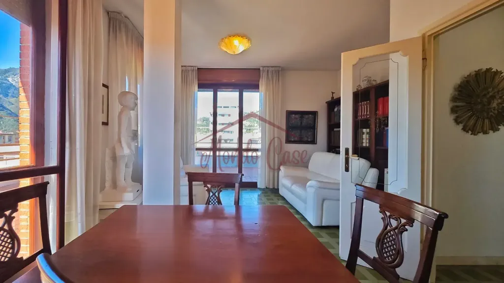 Salle à manger - Penthouse with Panoramic View in Massa Centre
