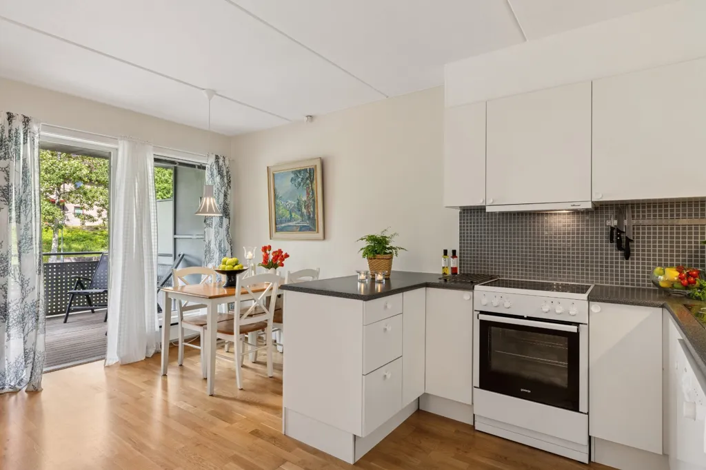 Köök - 3-Bedroom Apartment with Balcony in Hagan