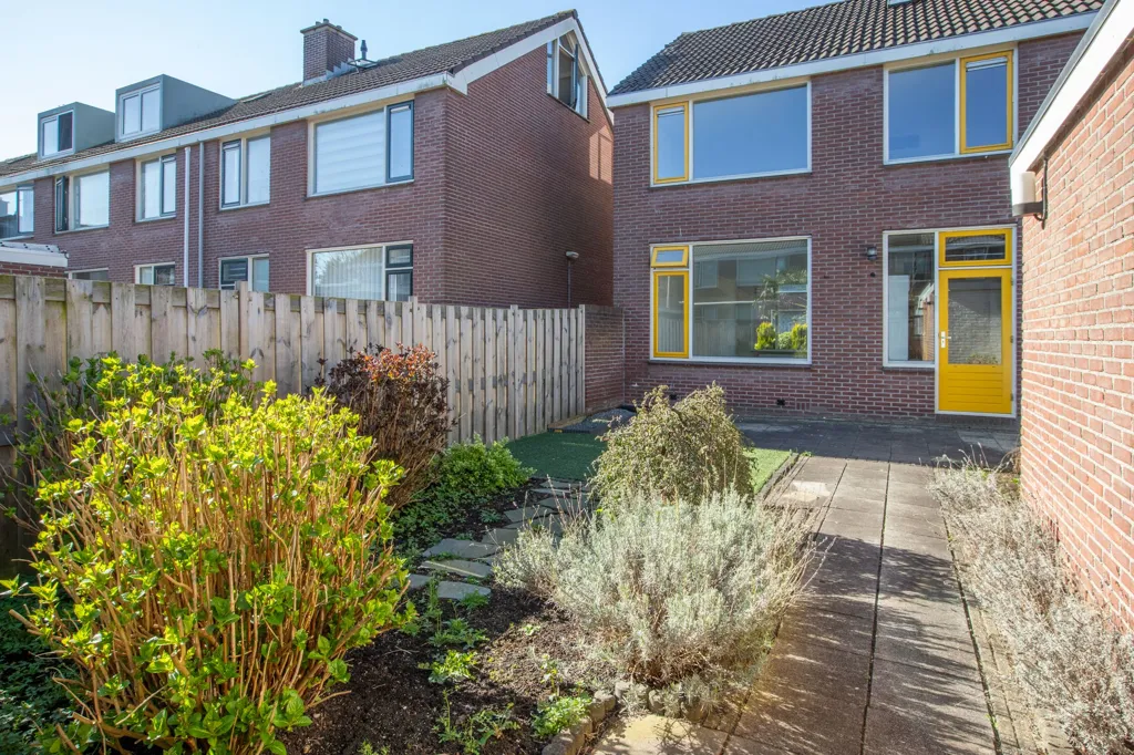 Aed - End-Terrace House with Garden in Gouda