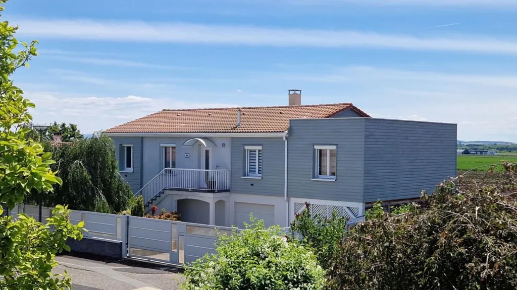 Extérieur - Maison avec Piscine et Jardin à Menetrol