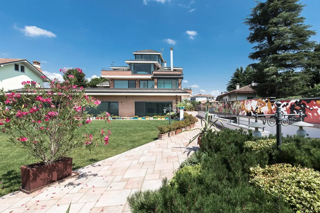Garden - Luxury Villa with Indoor Pool in Pantigliate