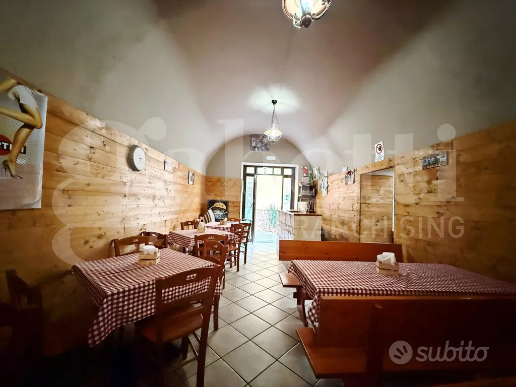 Salle à manger - Commercial Unit with High Footfall in Angri Centre