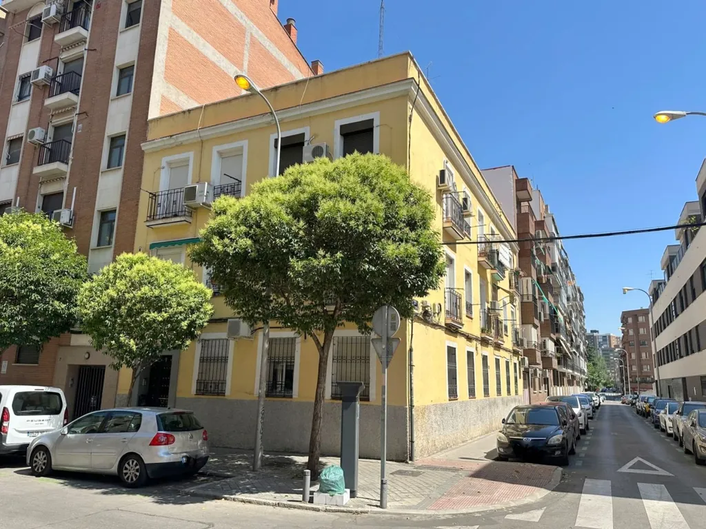 Välivaade - 2-Bedroom Flat with High Ceilings in Adelfas