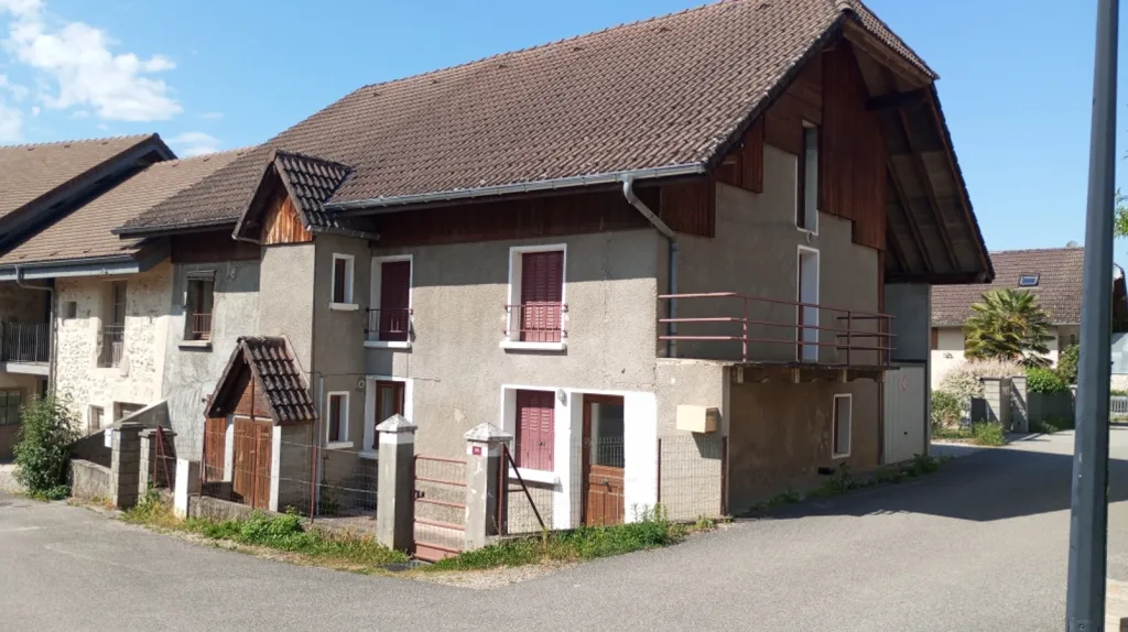 Extérieur - Maison en 2 Logements avec Cour à Yenne