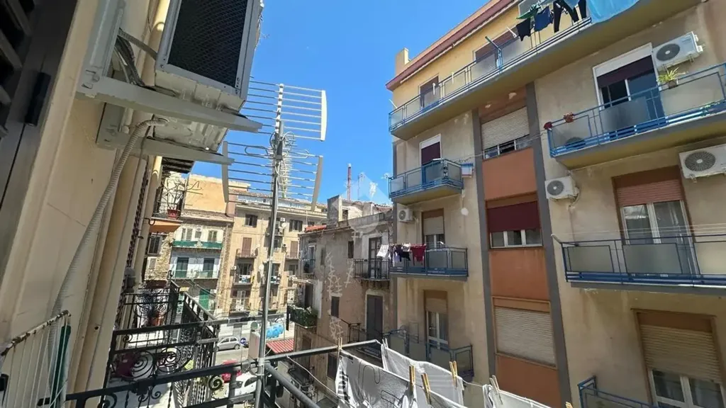 Balcony - Rustic Apartment with Balcony in Palermo