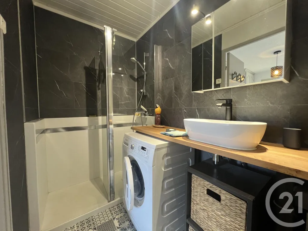 Salles de bain - Appartement avec Garage et Loggia à Sainte-Maxime