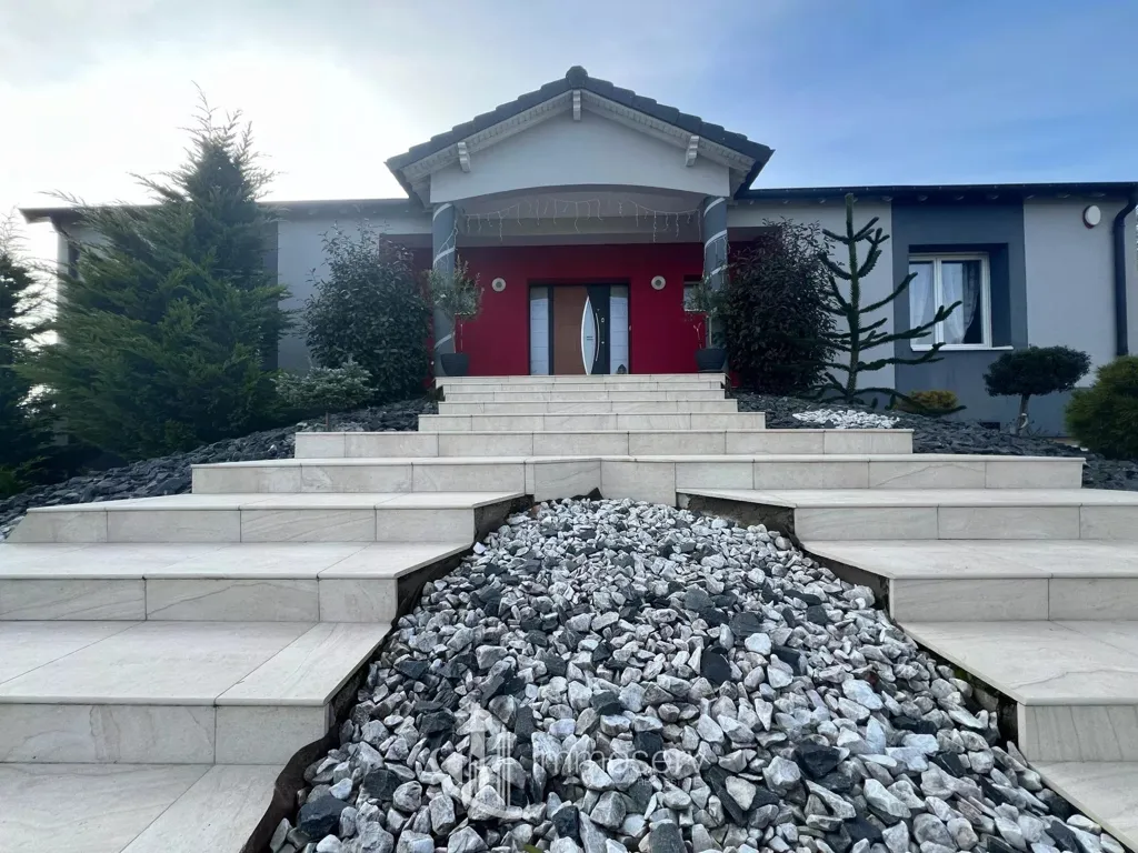 Extérieur - Villa avec Vue Panoramique et Piscine à Escherange