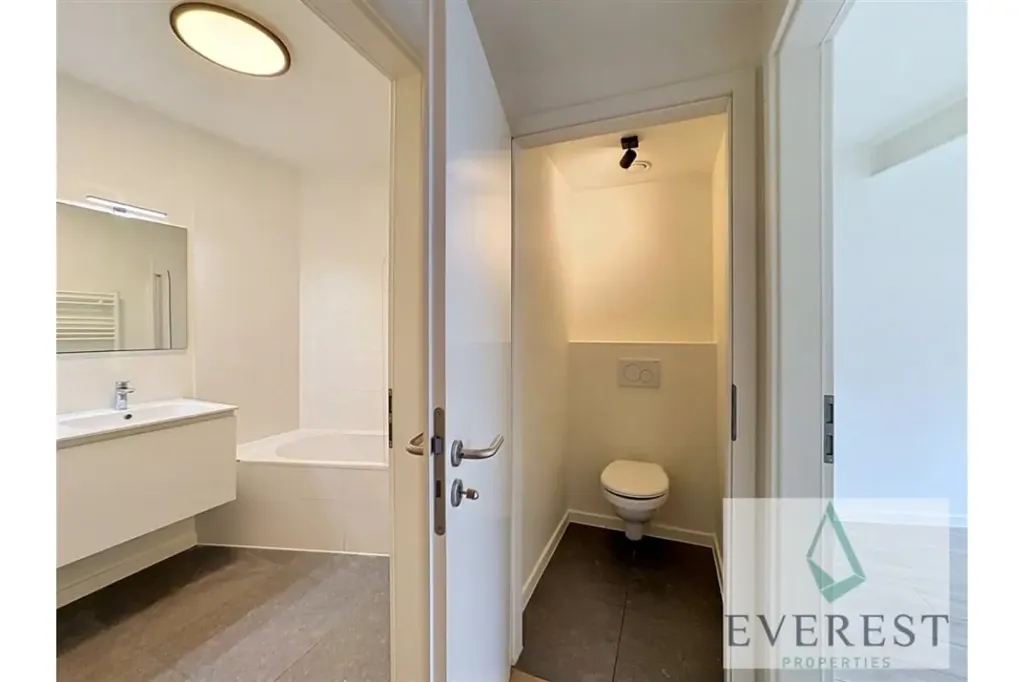 Salles de bain - Appartement Duplex avec Jardin et Terrasse à Laeken