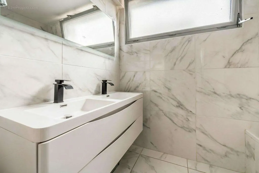 Salles de bain - Appartement avec Jardin au Calme à Saint-Louis