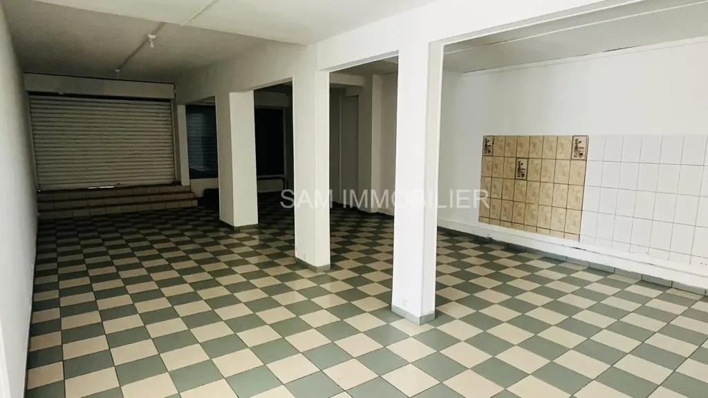 Stanze - Commercial Space with 3 Vitrines in Saint-Denis