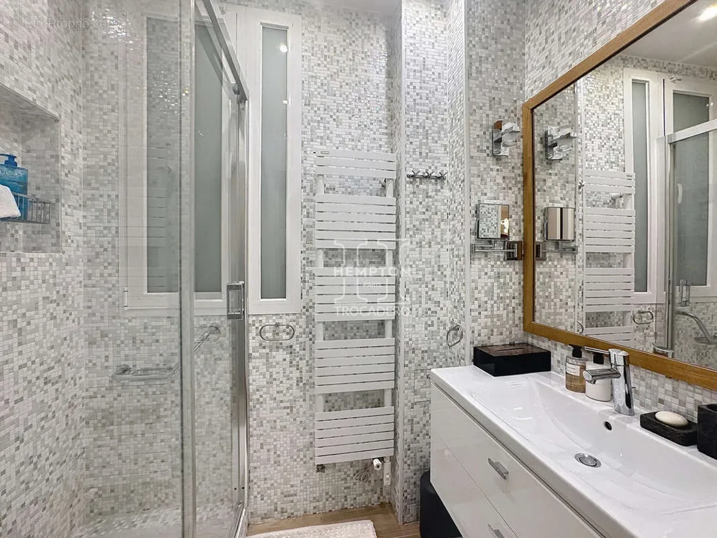 Bathrooms - 4-Piece Apartment with Balcony in Passy