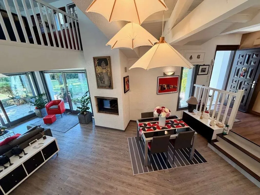 Séjour - Maison Contemporaine avec Piscine et Jardin à Proximité des Écoles