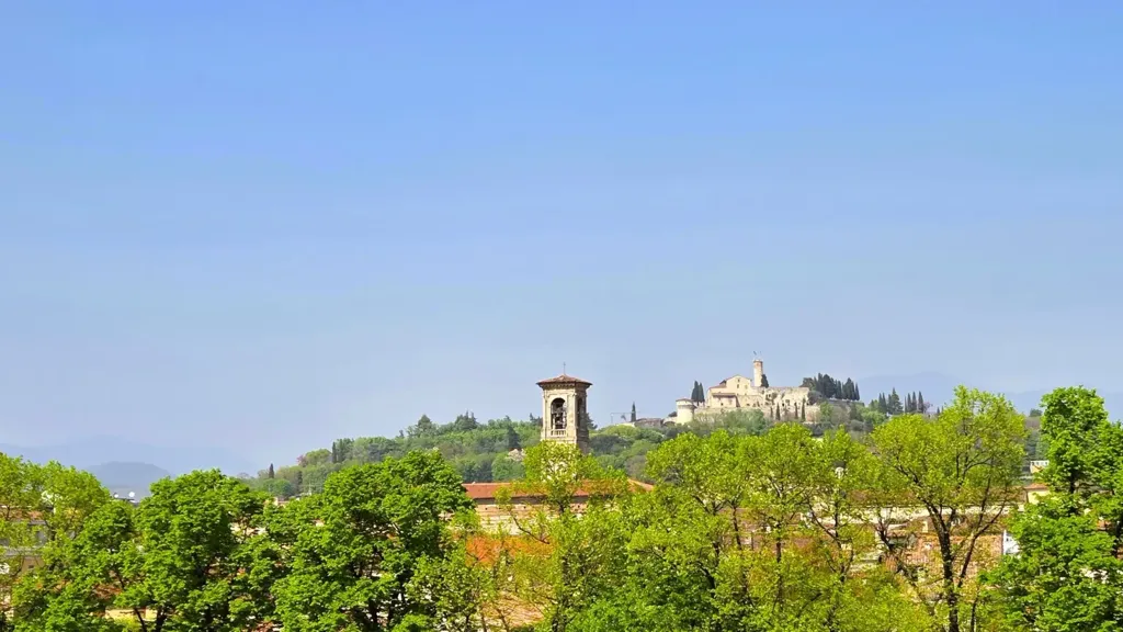 Panoramic Apartment with Castle View in Brescia