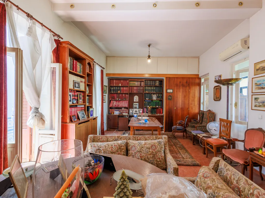 Bureau - Historic House with Courtyard in Plaka, Athens