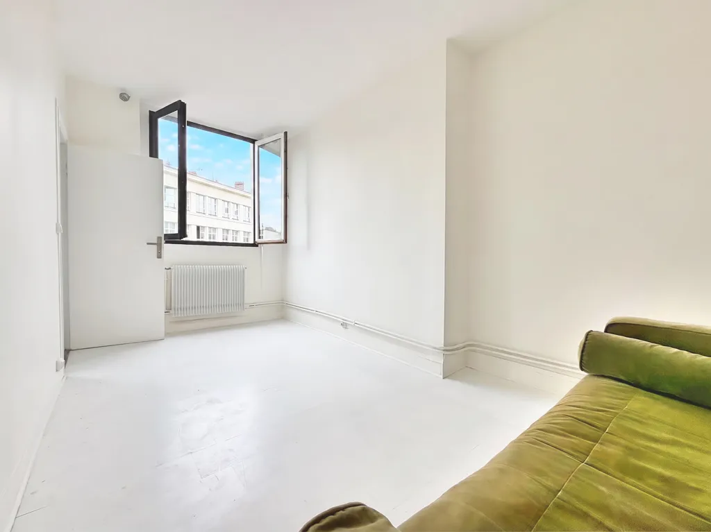 Séjour - Appartement 3 Pièces avec Vue Dégagée près du Square du Temple