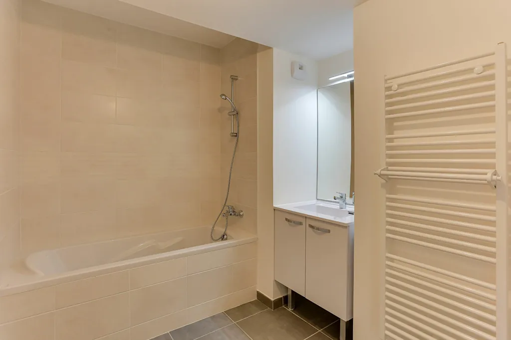 Vannitoad - Bright Apartment with Terrace in Chantepie