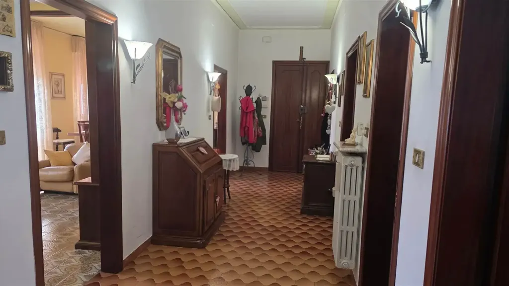 Hallway - Six-Bedroom Apartment with Terrace in Prato