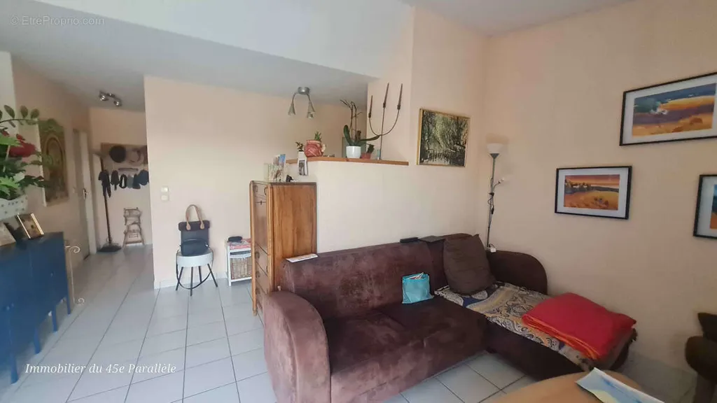 Séjour - Appartement T3 avec Terrasse et Parking au Centre de Mauves