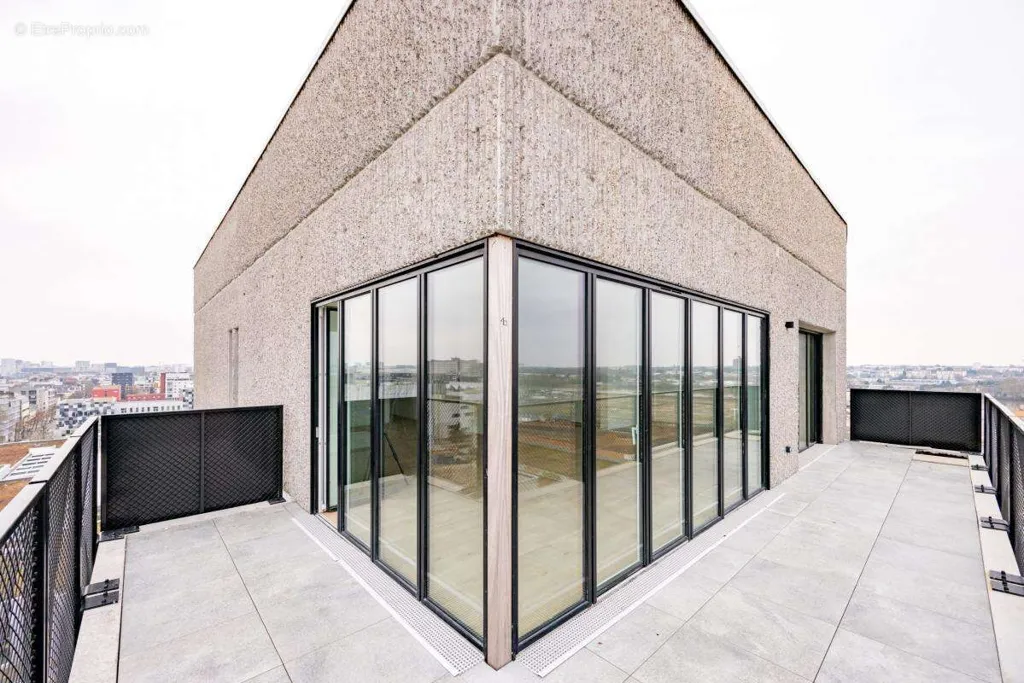 Terrace - 4-Bed Flat with Impressive View in Nantes