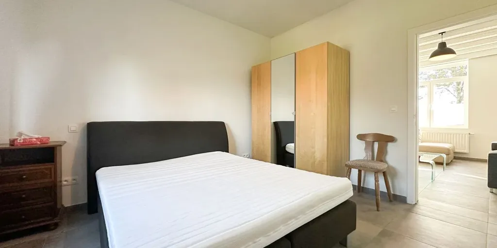 Chambres - Appartement Charmant avec Garage à Heusden