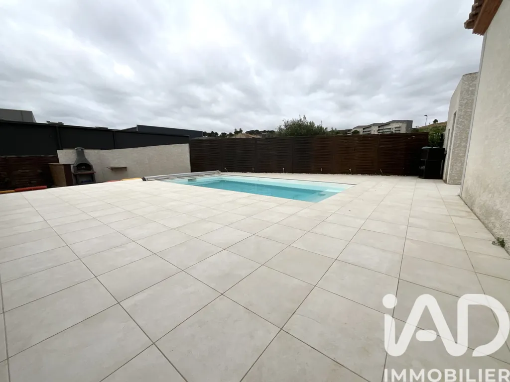 Piscina - Four-Bedroom House with Pool in Narbonne