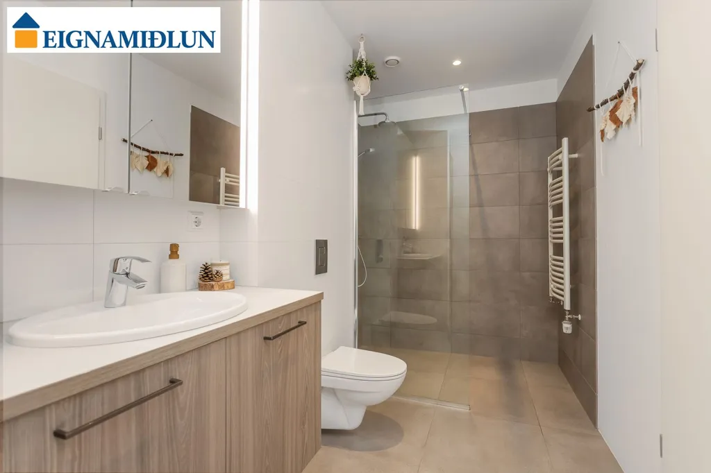 Bagni - Two-Bedroom Apartment with Customised Features in Reykjavik