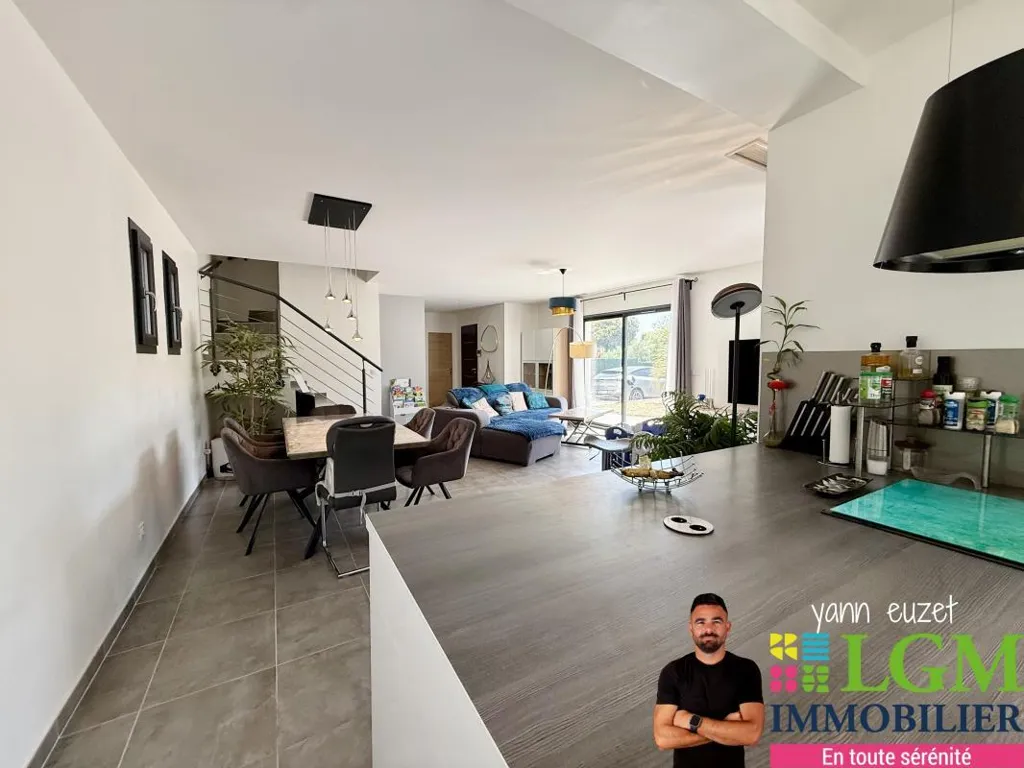 Kitchen - Contemporary House with Pool in Boisseron