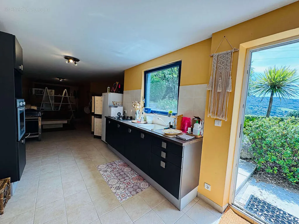 Cuisine - Villa Contemporaine avec Piscine et Vue Dégagée
