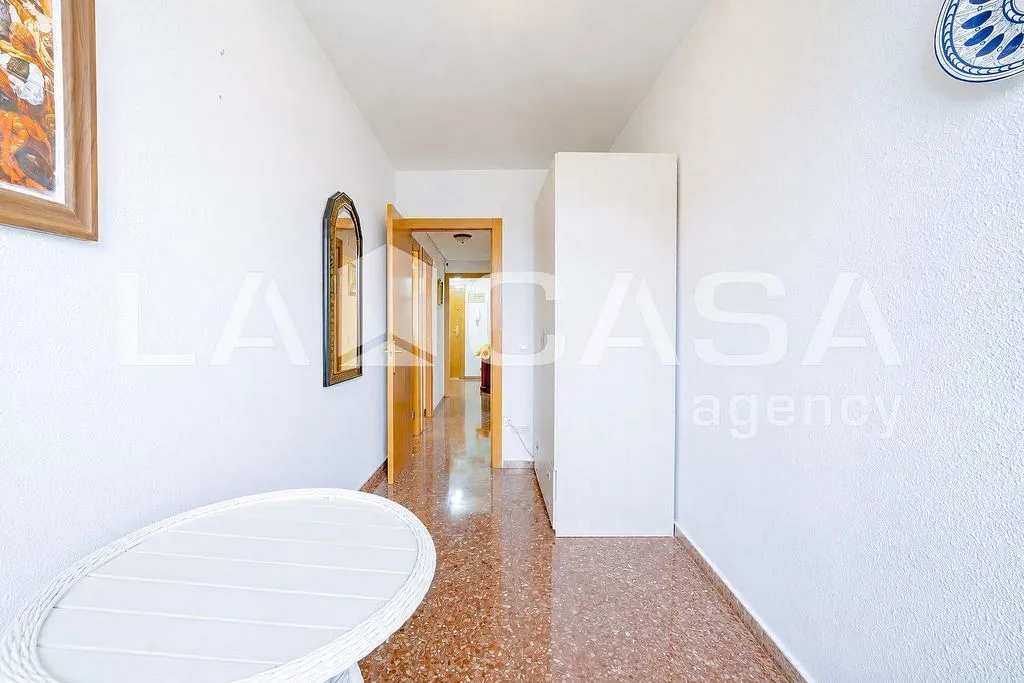 Entrée - Spacious Apartment with Metro Access in Vara de Quart