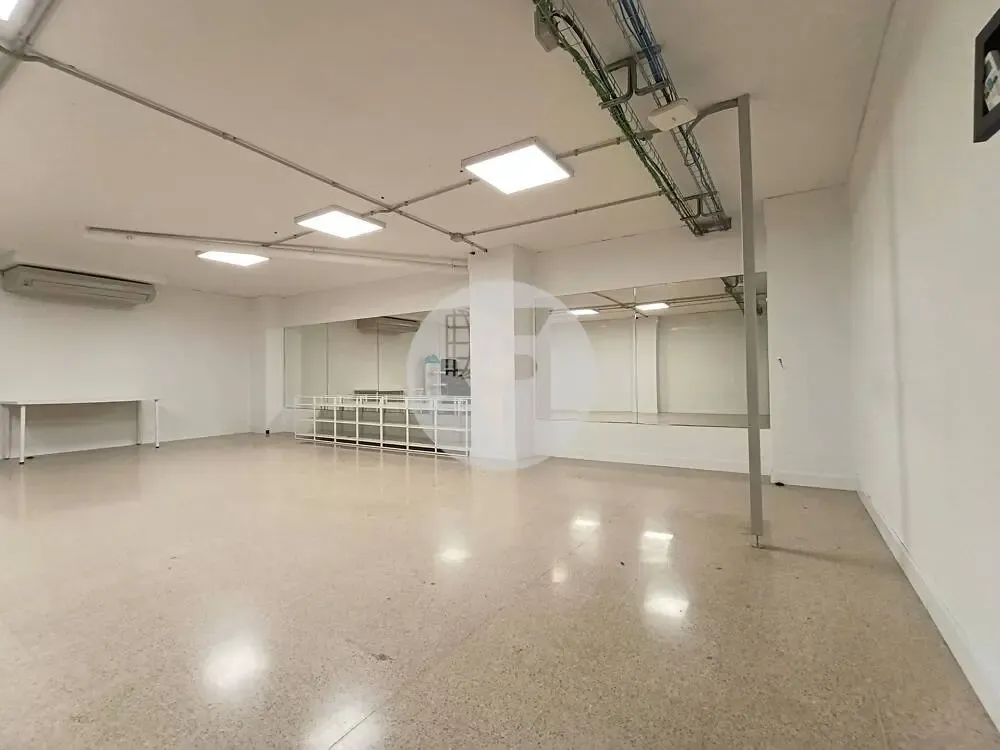 Pièces - Commercial Space with Large Facade in Comte Borrell