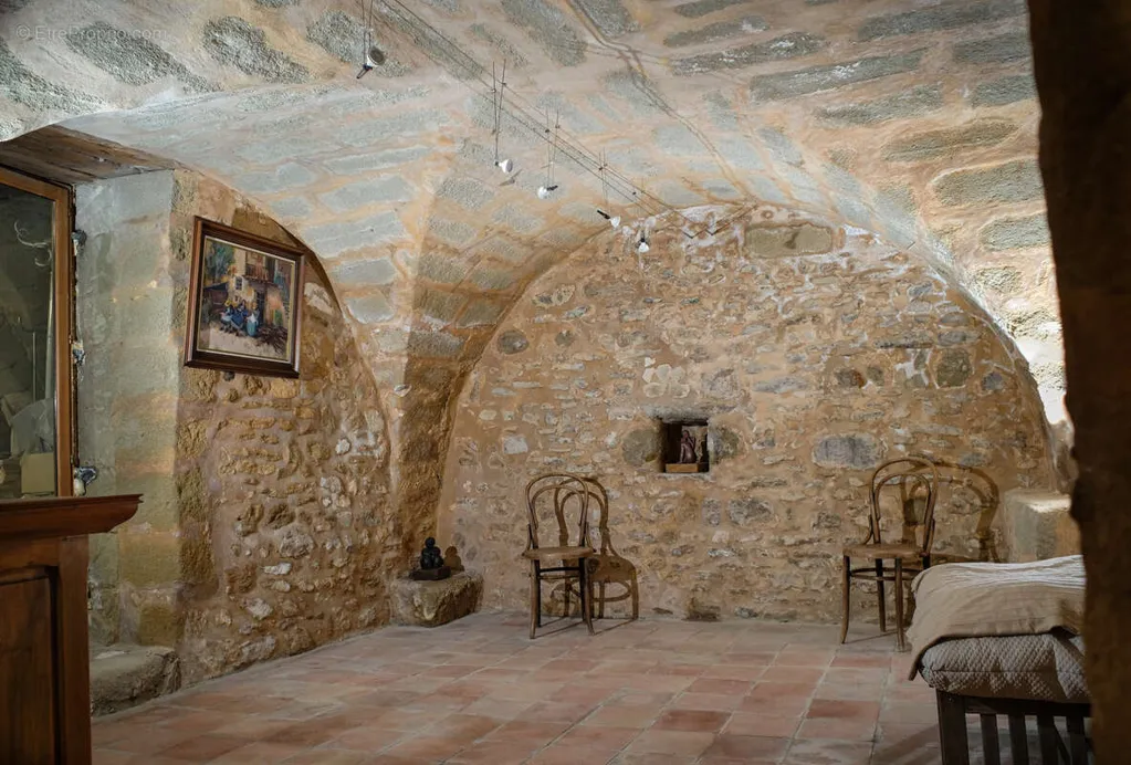 Toad - Charming Ensemble with Village Views near Uzès