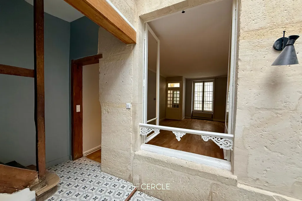 Esik - City Centre House with Three Levels in Senlis