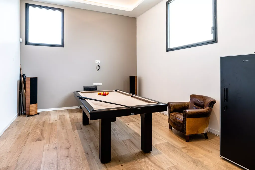 Toad - Contemporary Villa with Pool in Brindas