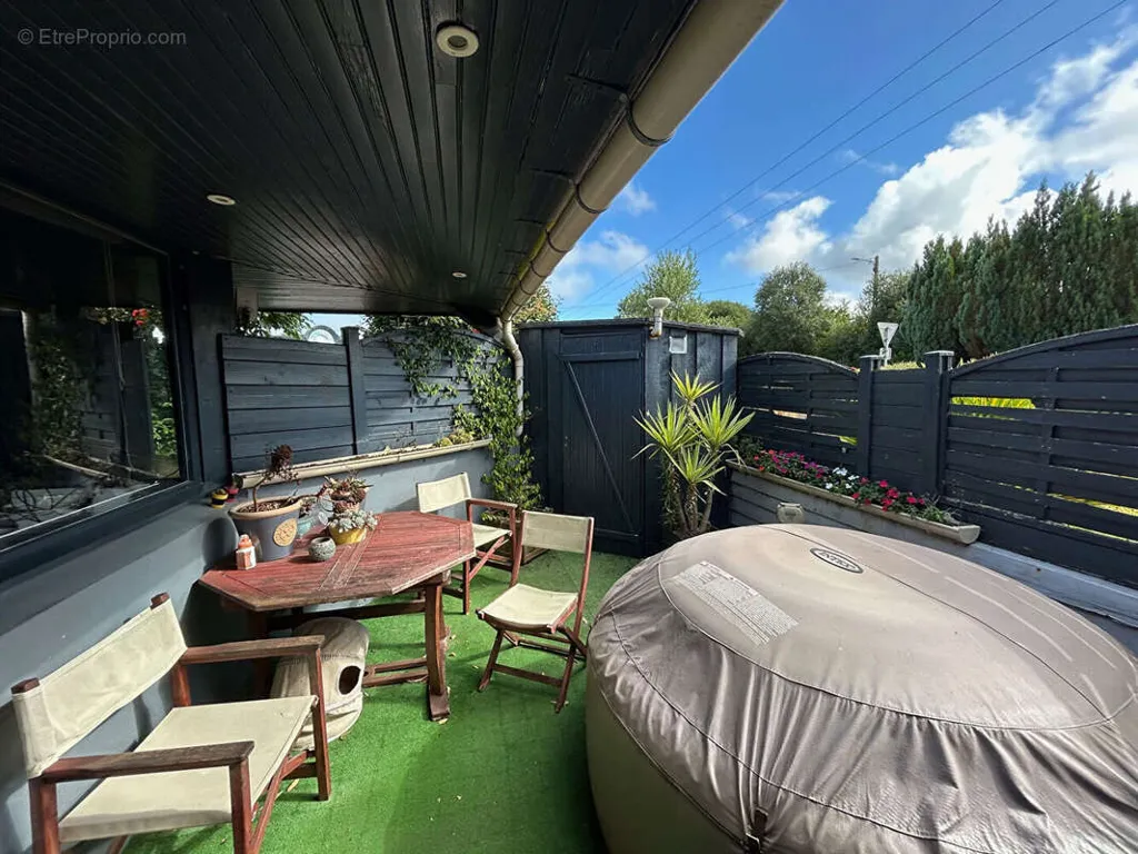 Terrace - Commercial Property with Restaurant in Leuhan