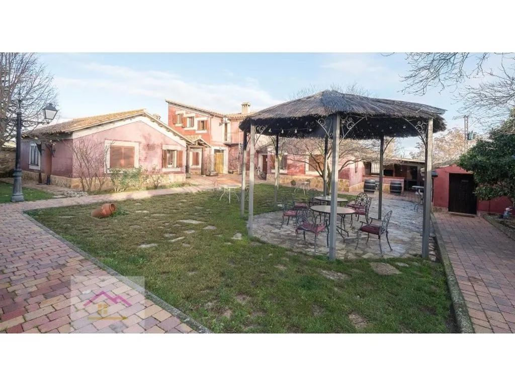 Jardin - Luxury Hotel with Lake View in Villar de Olalla