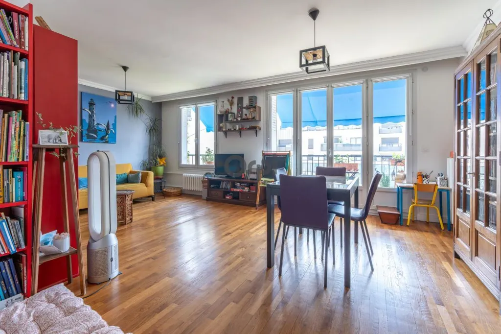 Living Room - 5-Piece Flat with Balcony in Joinville-le-Pont