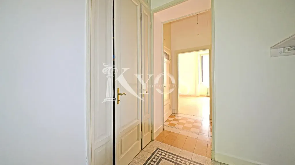 Esik - Historic Triplex with Balcony in Milan
