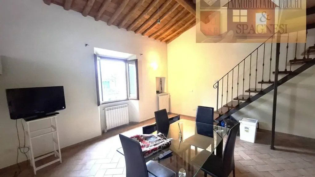 Salle à manger - Two-Bedroom Apartment with Soppalco in Lastra a Signa